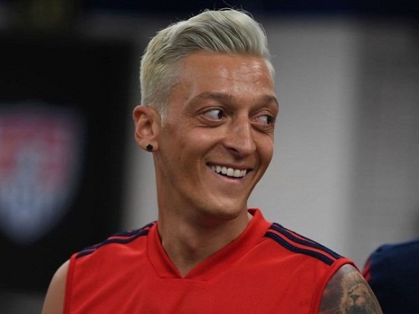 Lacazette Dalang Dibalik Gaya  Rambut  Mengejutkan Ozil  