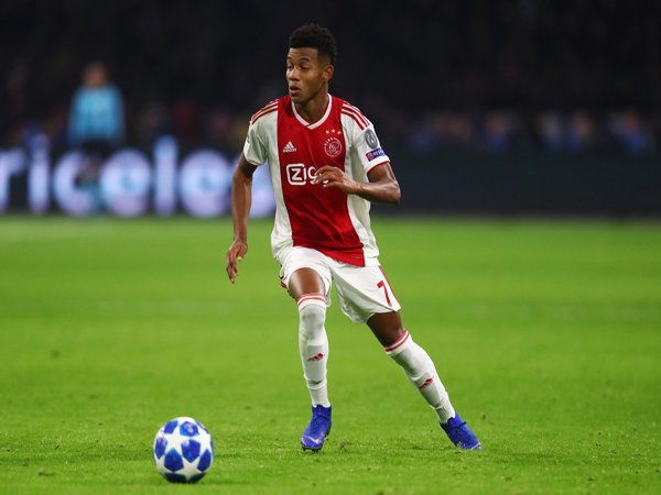 Dikaitkan dengan Man United dan Atletico Madrid, Winger Ajax Pilih Teken Kontrak Baru