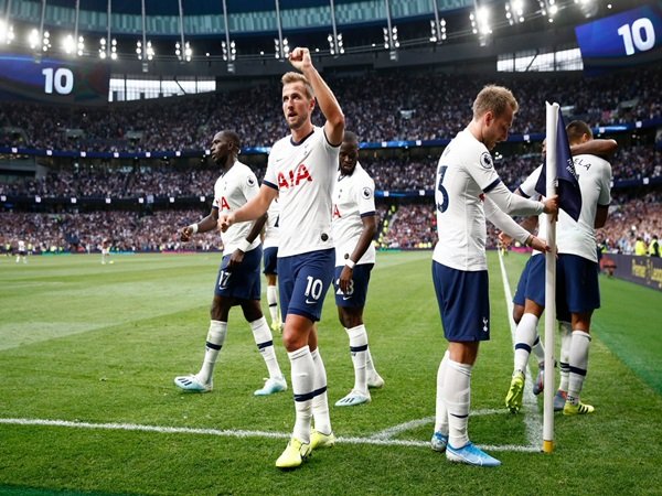 Brace Telat Kane Amankan Kemenangan Tottenham atas Aston Villa