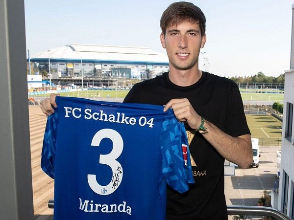 Barcelona Resmi Pinjamkan Juan Miranda ke Schalke 04