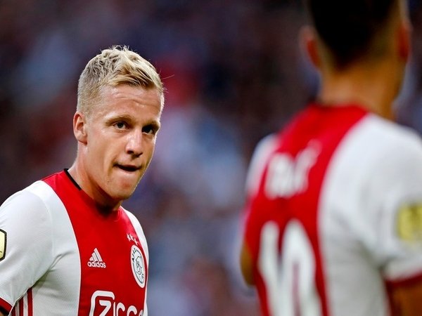 Cegah Kejaran Madrid, Ajax Sodorkan Kontrak Baru Buat Van de Beek