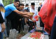 Beri Penghormatan, Skuat Persela Ziarah Ke Makam Choirul Huda