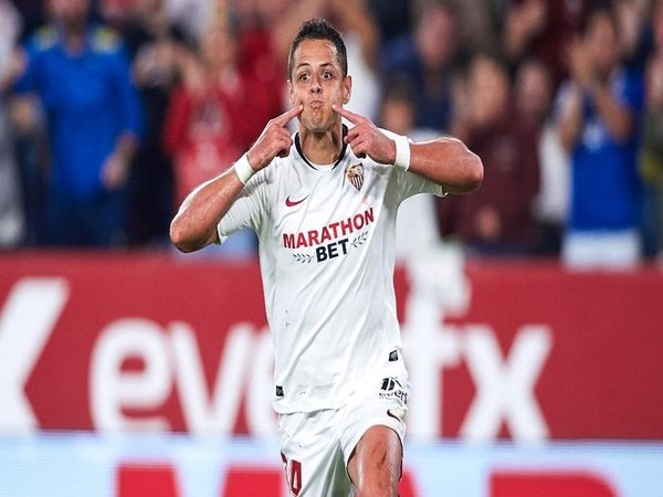 Chicharito Senang Bisa Pusingkan Kepala Pelatih Sevilla