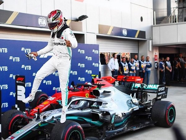Bos Ferrari Berharap Hamilton Tak Bisa Juara Lagi