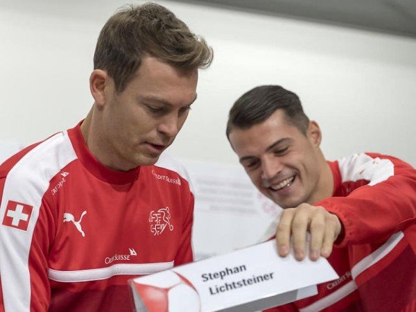 Lichtsteiner Berharap Fans Arsenal Hormati Granit Xhaka