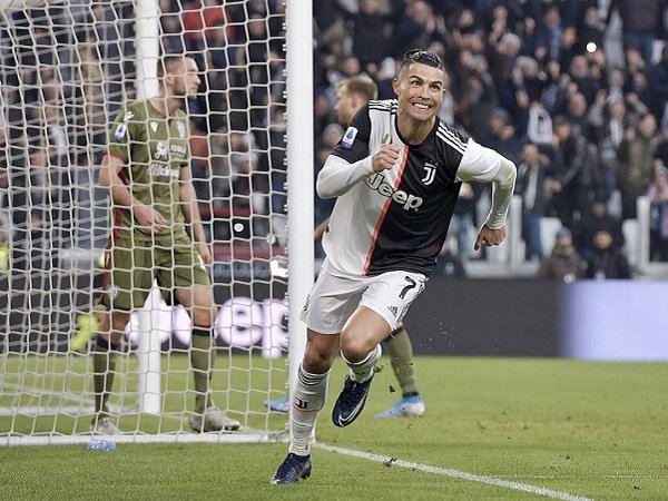 Hat-Trick Ronaldo Bikin Juventus Bantai Cagliari