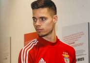 Kocak! Fans Benfica Penuhi Janji Berlari Telanjang untuk Julian Weigl