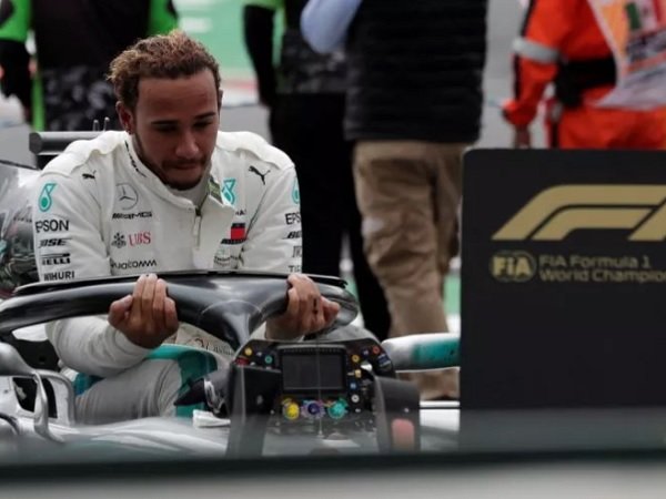 Hamilton Tak Punya Alasan Tinggalkan Mercedes, Apalagi ke Ferrari