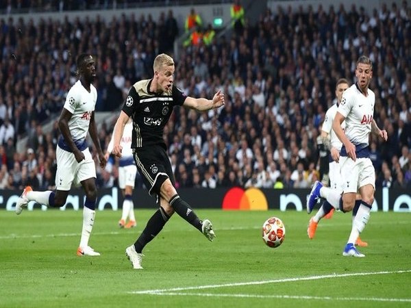 Utamakan Madrid, Ajax Tolak Pendekatan Spurs Untuk Van de Beek