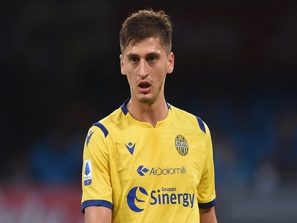 Lazio Selangkah Lebih Maju Dalam Perburuan Defender Muda Hellas Verona