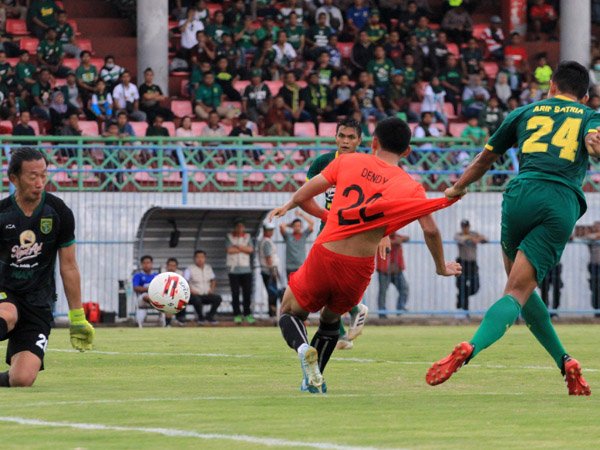 Kecewa Kepada Wasit, Pelatih Bhayangkara FC Sebut Timnya Bermain Lawan 12 Pemain Persebaya