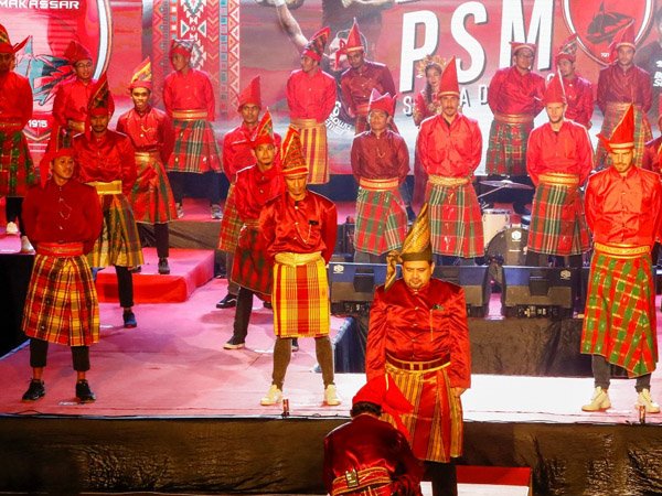 Launching Tim Pakai Baju Adat Bugis, Pernyataan Siap Perang PSM | Liga