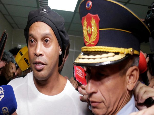 Dipenjara pun Ronaldinho Tetap Tersenyum