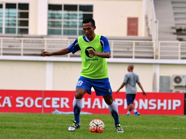 Mantan Bek Persib Lelang Jersey Untuk Bantu Warga Terdampak Corona