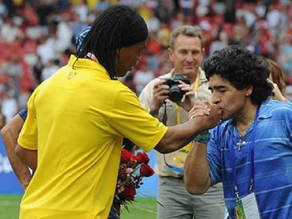 Bela Ronaldinho, Maradona: Dia Bukan Kriminal