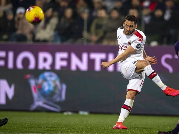 Milan Tetap Anggap Calhanoglu Bagian Penting Masa Depan Klub