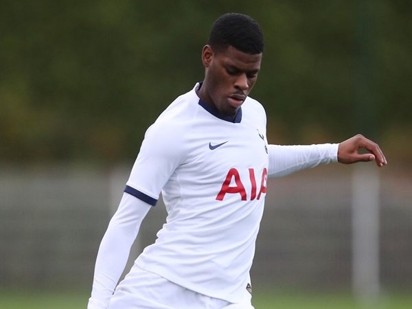 Usai Teken Kontrak Baru, Defender Muda Tottenham Kembali Dipinjamkan Ke Lincoln City