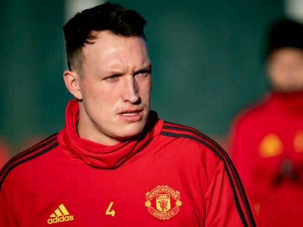 Akun Ofisial Hina Phil Jones, Twitter Minta Maaf