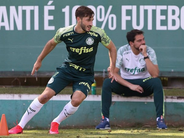 Palmeiras Patok Harga, Milan Gelar Negosiasi Transfer Bek Muda Uruguay
