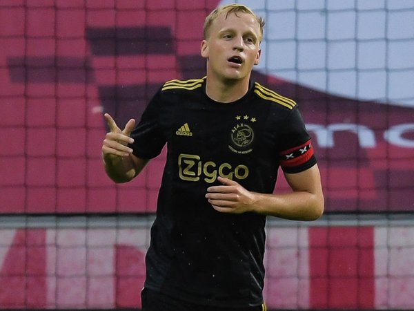 Mark Bosnich Puji Keberhasilan MU Datangkan Donny van de Beek