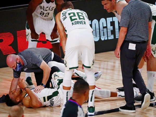 Giannis Antetokounmpo terkapar saat Milwaukee Bucks melawan Miami Heat. (Images: USATODAYSPORTS).
