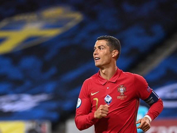 Cristiano Ronaldo cetak gol untuk Portugal.