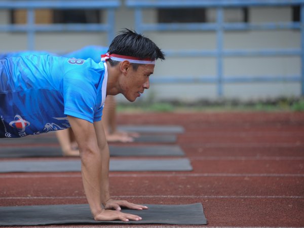 Henhen Herdiana ketika melakukan pemanasan jelang latihan bersama Persib