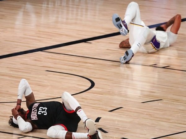 Forward Houston Rockets Robert Covington (33) dan forward Los Angeles Lakers Anthony Davis (3) terkapar di lapangan. (Images: USATODAYSPORTS)