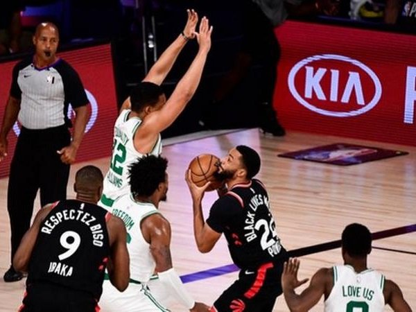 Guard Toronto Raptors, Fred VanVleet berusaha untuk menembus pertahanan Boston Celtics. (Images: Getty)