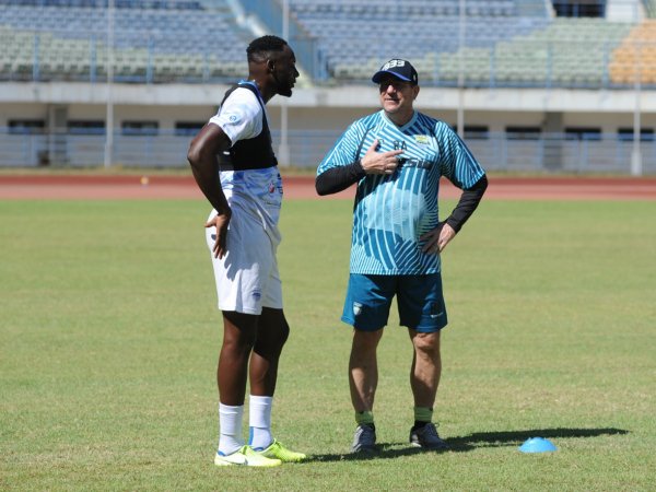 Robert ketika memberi instruksi kepada pemain depan Persib saat latihan