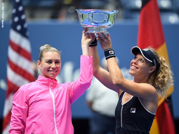 Laura Siegemund [kanan] dan Vera Zvonareva [kiri] bawa pulang trofi US Open 2020