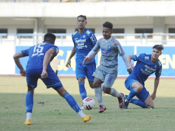 Gian Zola ketika dikepung oleh tiga pemain Persib