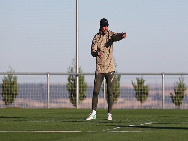 Diego Simeone memimpin sesi latihan pramusim Atletico Madrid