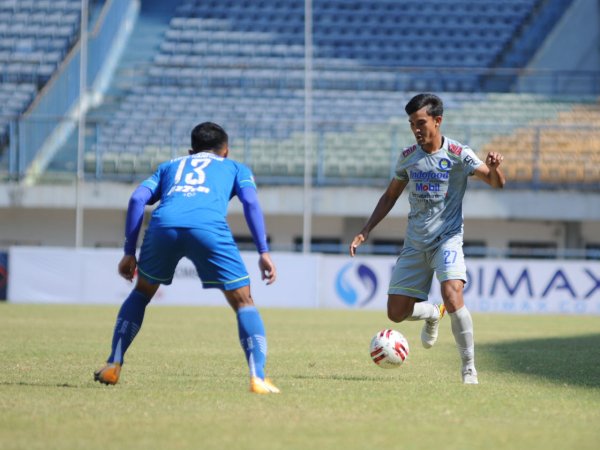 Dua pemain asuhan Robert Rene Alberts, Zalnando (abu-abu) dihadang pergerakannya oleh Febri Hariyadi (biru) di game internal.