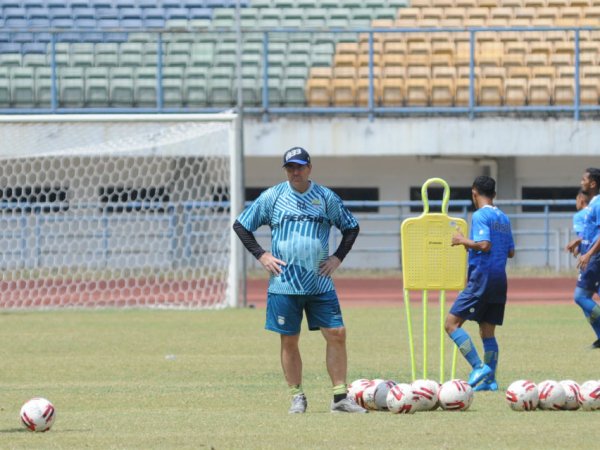 Pelatih Persib, Robert Rene Alberts ketika memantau anak asuhnya berlatih