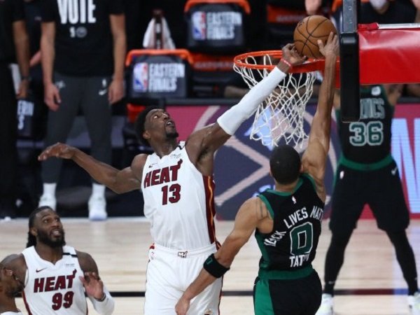 Momen ketika center Miami Heat, Bam Adebayo memblok usaha Jayso Tatum (Images: USATDAYSPORTS)