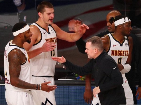 Pelatih Denver Nuggets, Michael Malone (kedua dari kanan) bersama para pemainnya merayakan keberhasilan timnya lolos ke final Wilayah Barat. (Images: USATODAYSPORTS