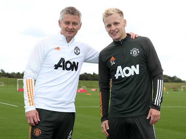 Ole Gunnar Solskjaer dan Donny van de Beek di sesi latihan Man United.