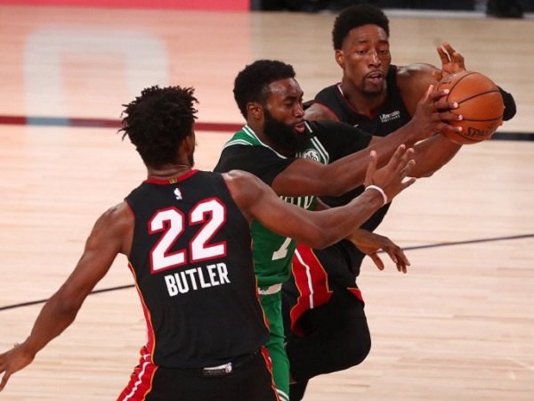 Guard Boston Celtics Jaylen Brown (7) dikawal dua pemain Miami Heat. (Images: USATODAYSPORTS)