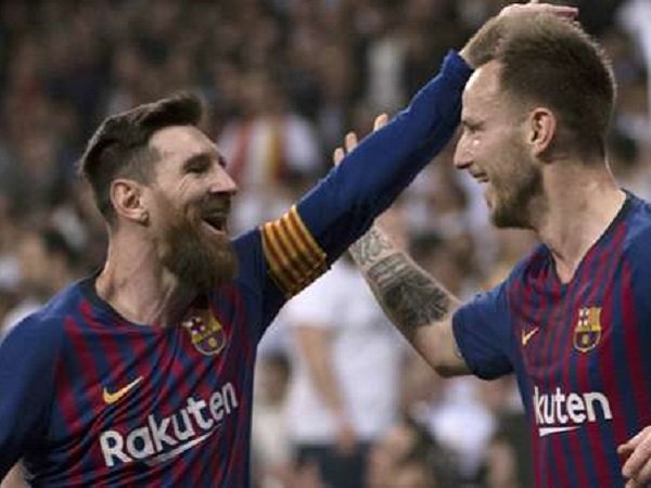 Ivan Rakitic saat melakukan selebrasi bersama kapten Barcelona, Lionel Messi. (Images: Getty)