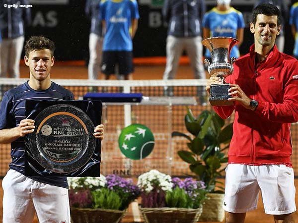 Diego Schwartzman [kiri] dan Novak Djokovic [kanan] usai beraksi di final Italian Open 2020