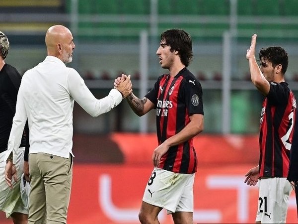 Stefano Pioli menyalami Sandro Tonali usai AC Milan menang 2-0 atas Bologna (22/9) / via Getty Images