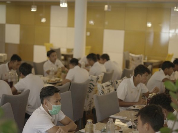 Skuat Timnas Indonesia U-19 menyantap menu makanannya