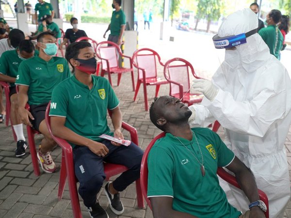 Skuat Persebaya Surabaya menjalani swab tes