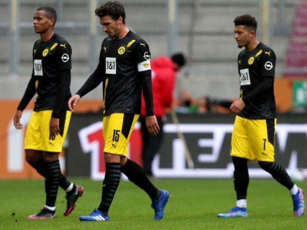 Lucien Favre Tak Bisa Terima Kekalahan Borussia Dortmund Atas Augsburg