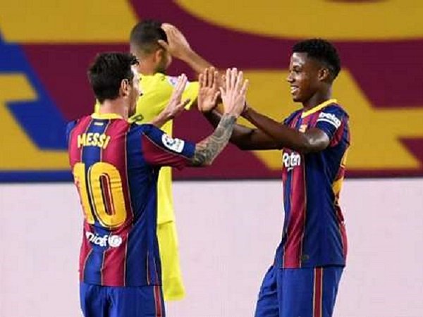 Ansu Fati melakukan selebrasi dengan Lionel Messi. (Images: Getty)