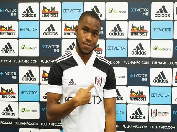 Ademola Lookman berpose dengan seragam Fulham / via Fulham FC