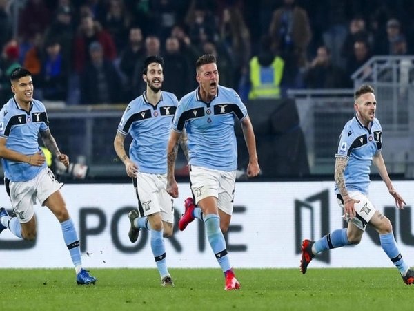 Skuat Lazio berselebrasi merayakan gol di salah satu partai Serie A musim lalu / via Getty Images