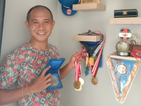 Wasit asal Bandung, Oki Dwi Putra kini menjadi pemasok buah-buahan. Dia melakukan itu karena pekerjaan sebagai wasit terkendala.
