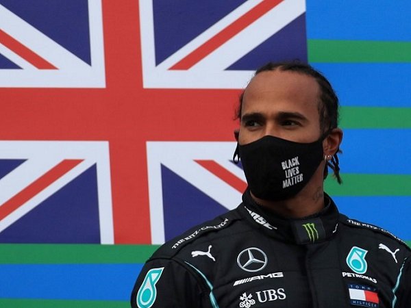 Pebalap tim Mercedes Lewis Hamilton di podium Grand Prix Eifel. (Images: Reuters)